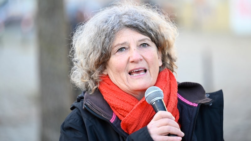Bremens Landesfrauenbeauftragte Bettina Wilhelm spricht zum Auftakt einer Demonstration.