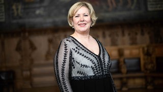 Janina Marahrens-Hashagen steht im Rathaus
