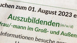 ahaufnahme von einer Stellenanzeige in einer Zeitung