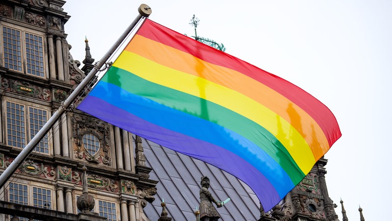 Eine Regenbogenfahne weht beim Christopher Street Day (CSD) in Bremen am Rathaus. 