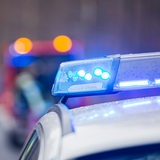 Blaulicht vom Polizeiwagen, Rettungswagen im Hintergrund zu sehen