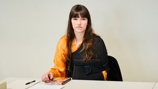Carla Hinrichs, Sprecherin der Klimagruppe Letzte Generation, sitzt in einem Gerichtssaal im Amtsgericht Tiergarten