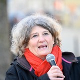 Bremens Landesfrauenbeauftragte Bettina Wilhelm spricht in ein Mikrofon