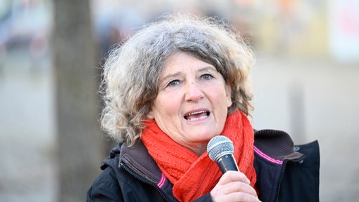 Bremens Landesfrauenbeauftragte Bettina Wilhelm spricht in ein Mikrofon