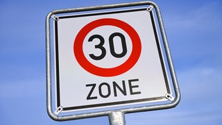 Ein Schild mit der Aufschrift "30 Zone".