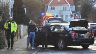Polizei durchsucht Auto nach Schuss auf Autofahrerin