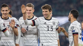 Spieler der deutschen Fußballnationalmannschaft klatschen sich ab