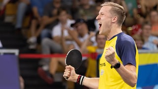Tischtennis-Profi Mattias Falck schreit mit gereckten Fäusten seinen Jubel heraus.
