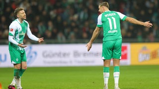 Werder-Stürmer Niclas Füllkrug schnauzt nach einem Gegentreffer Mitspieler Mitchell Weiser an, der eine entschuldigende Geste macht.