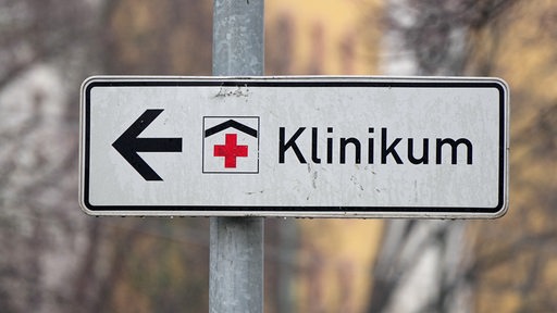 Ein Schild mit rotem Kreuz und der Aufschrift "Klinikum"