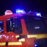 Fahrzeug der Feuerwehr mit Blaulicht im Einsatz