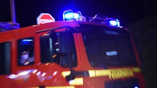 Fahrzeug der Feuerwehr mit Blaulicht im Einsatz