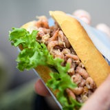 Krabbenbrötchen in der Hand