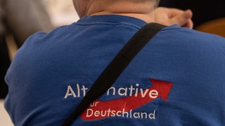 Ein Delegierte trägt beim Landesparteitag AfD Hessen ein Pullover mit dem Schriftzug der Partei. Die hessische AfD diskutiert an diesem Wochenende ihr Programm zur Landtagswahl am 08.10.2023.