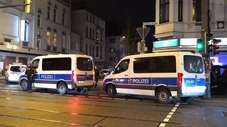 Bei einem Polizeieinsatz stehen Polizeifahrzeuge in der Bremer Neustadt.
