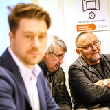 Das Mitglied des Notvorstandes der Bremer AfD, Frank Magnitz (r), sitzt bei der Sondersitzung des Wahlbereichsausschusses Bremen zur Bürgerschaftswahl im Statistischen Landesamt Bremen im Publikum hinter der Vertrauensperson der Bremer AfD, Sergej Minich (2.v.l.). In der zerstrittenen Bremer AfD haben zwei Lager jeweils eine eigene Liste für die Bürgerschaftswahl am 14. Mai 2023 aufgestellt. Der Wahlbereichsausschuss soll in öffentlicher Sitzung die Sachlage prüfen.
