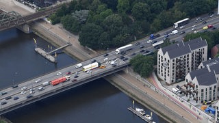 Autos fahren auf der Stephanibrücke
