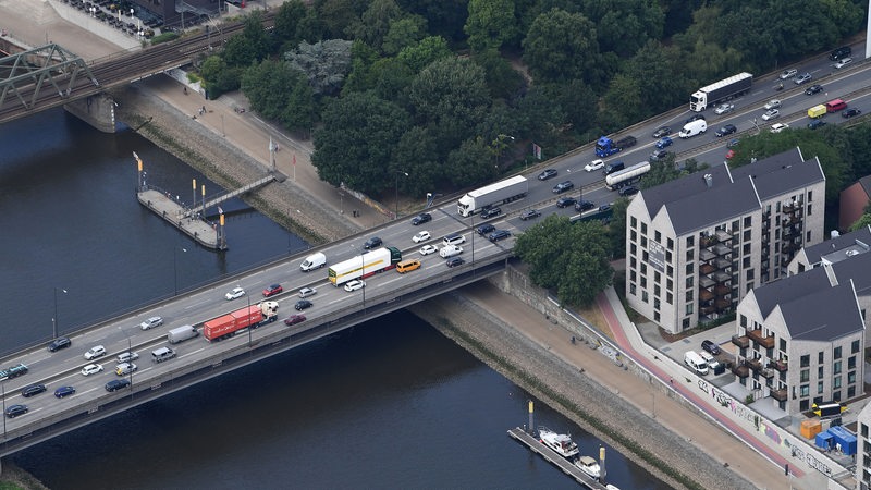 Autos fahren auf der Stephanibrücke