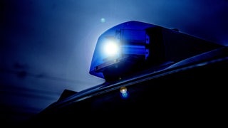 Ein Blaulicht der Polizei im Dunkeln