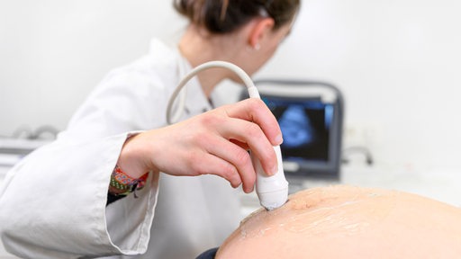 Ärztin macht einen Ultraschall bei einer Schwangeren