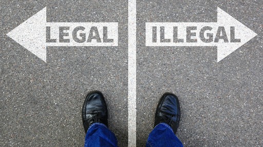 Zwei Füße auf einer Straße, links steht "legal", rechts "illegal"