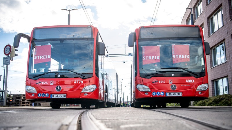 "Streik" steht auf Schildern, die in den Bussen der Bremer Straßenbahn AG (BSAG) hängen. Die Gewerkschaft Verdi hat die BSAG-Mitarbeiterzu einem ganztägigen Warnstreik aufgerufen.