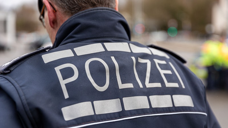 Der Rücken eines Polizisten