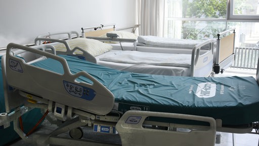In einem Krankenhauszimmer stehen leere Betten.