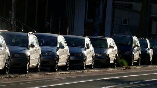 Parkende Autos im Gegenlicht in Bremen
