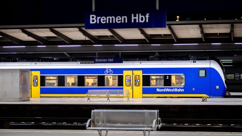 Ein Zug der NordWestBahn steht hinter einem leeren Bahnsteig im Hauptbahnhof. 