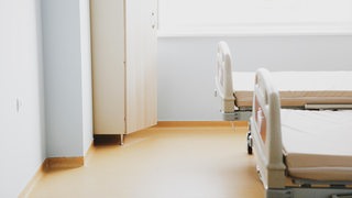 Zwei Krankenbetten stehen in einem Krankhaus