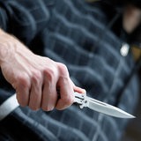 Mann hält ein Messer in der Hand 