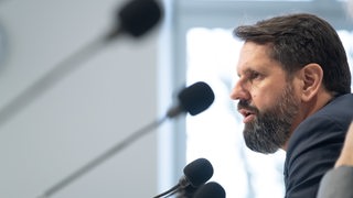 Olaf Lies (SPD) spricht während einer Pressekonferenz
