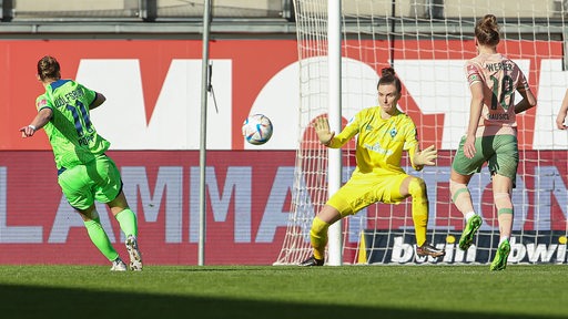 Werder-Torhüterin Anneke Borbe versucht einen Schuss von Wolfsburgs Stürmerin Alexandra Popp zu parieren.