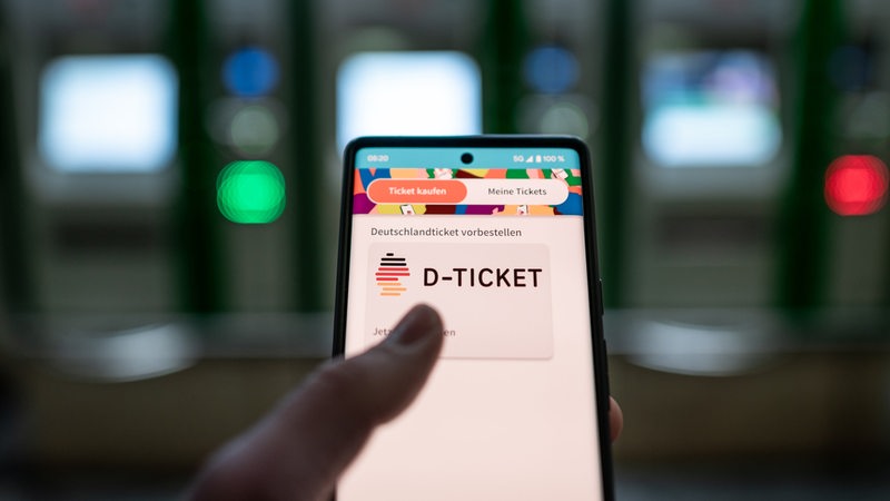 Das digitale Deutschland-Ticket auf einem Handy.