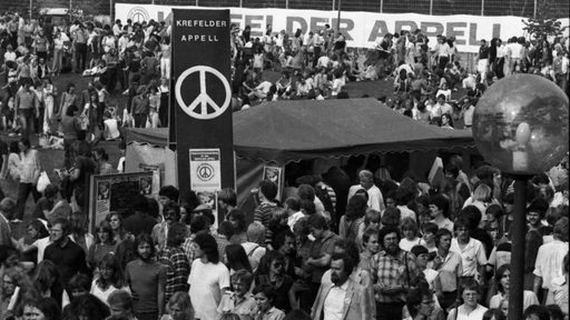 Zahlreiche namhafte Künstler und Interpreten engagierten sich neben ca . 250.000 Besuchern in und um das Bochumer Stadion zu einer Manifestation gegen einen drohenden Atomkrieg und unterstützen den Krefelder Appell 1982