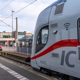 Ein IC steht am Bahnhof Norddeich-Mole mit Blick auf den Fähranleger 