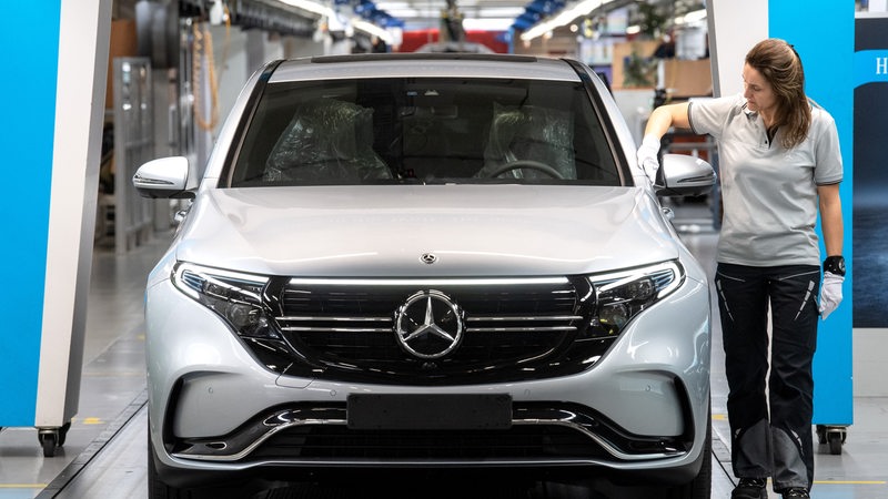 Mitarbeiterin von Mercedes-Benz kontrolliert einen Wagen vor der Ausfahrt aus dem Mercedes-Werk in Bremen