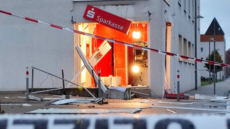 Des inconnus ont fait exploser un guichet automatique de la Sparkasse.  Des parties du bâtiment ont été détruites.