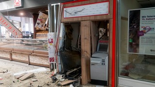 Zwei gesprengte Geldautomaten in einem Einkaufszentrum