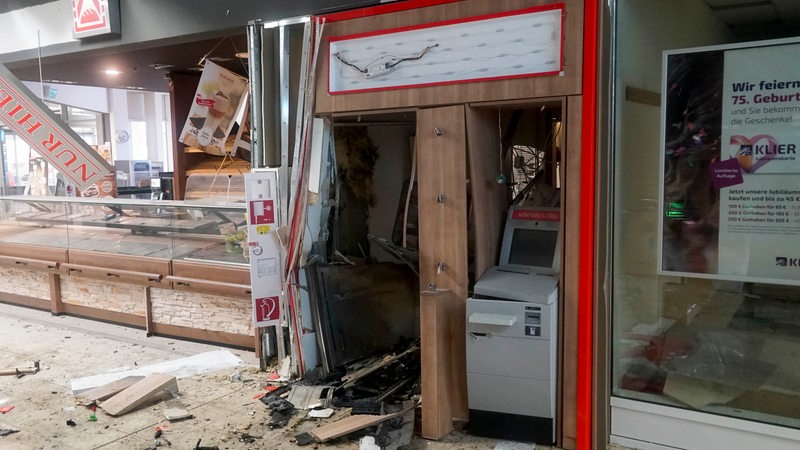 Zwei gesprengte Geldautomaten in einem Einkaufszentrum