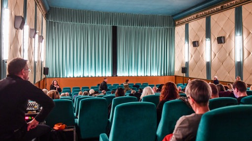 Zuschauer sitzen in einem Kinosaal