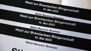 Muster von Stimmzetteln für die Wahl zur Bremischen Bürgerschaft liegen im Statistischen Landesamt. Bei der Wahl zur Bremischen Bürgerschaft am 14. Mai sind annähernd 463 000 Menschen wahlberechtigt. Am 4. April beginnt der Versand der Wahlbenachrichtigungen.