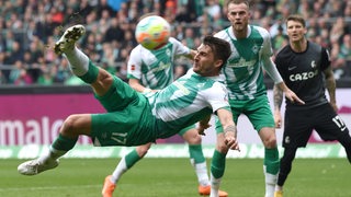 Maximilian Philipp versucht während des Werder-Spiels gegen den SC Freiburg einen Fallrückzieher.