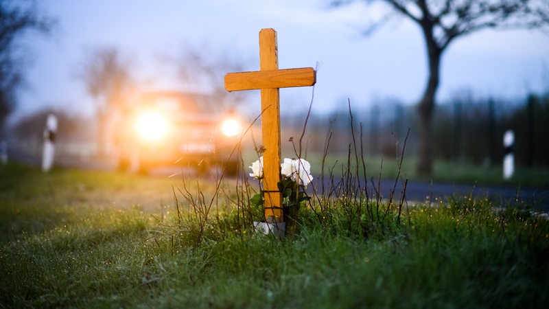 Ein Kreuz zum Gedenken an ein 21-jähriges Opfer eines Verkehrsunfalls steht an einer Landstraße im Landkreis Hildesheim.