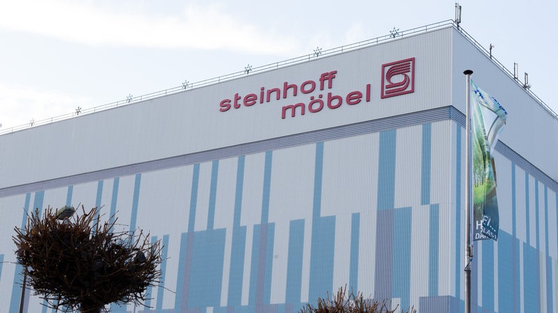 "Steinhoff Möbel" steht an einem Gebäude in Westerstede.