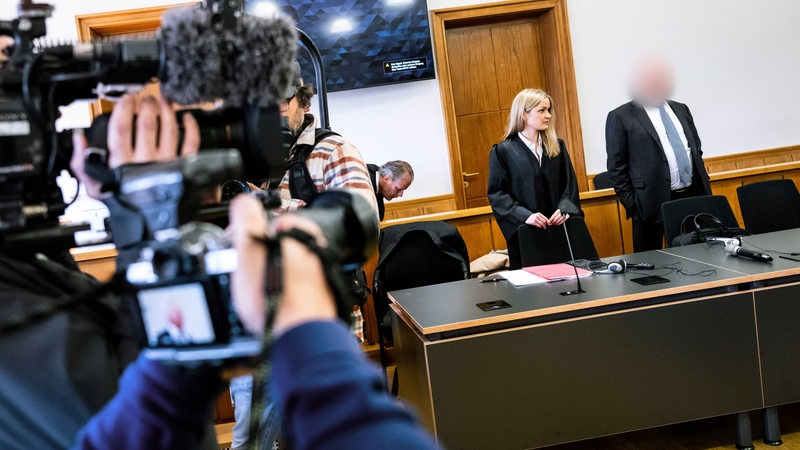 Ein Angeklagter steht mit seiner Anwältin im Saal des Oldenburger Landgerichts.