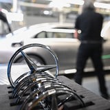 Ein Mitarbeiter des Autoherstellers Mercedes-Benz arbeitet in der Fertigung.