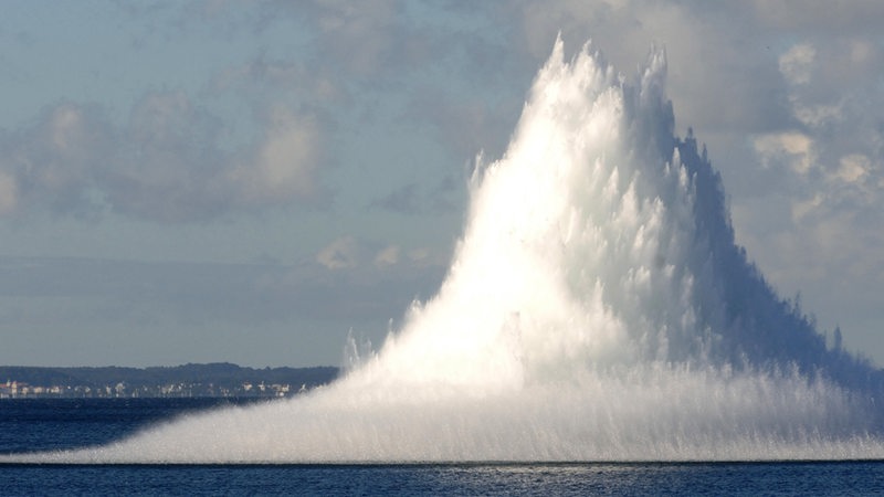 Eine Weltkriegsbombe wird im Meer gesprengt