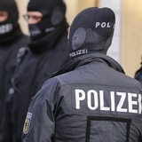 Beamte der Bundespolizei stehen beisammen.
